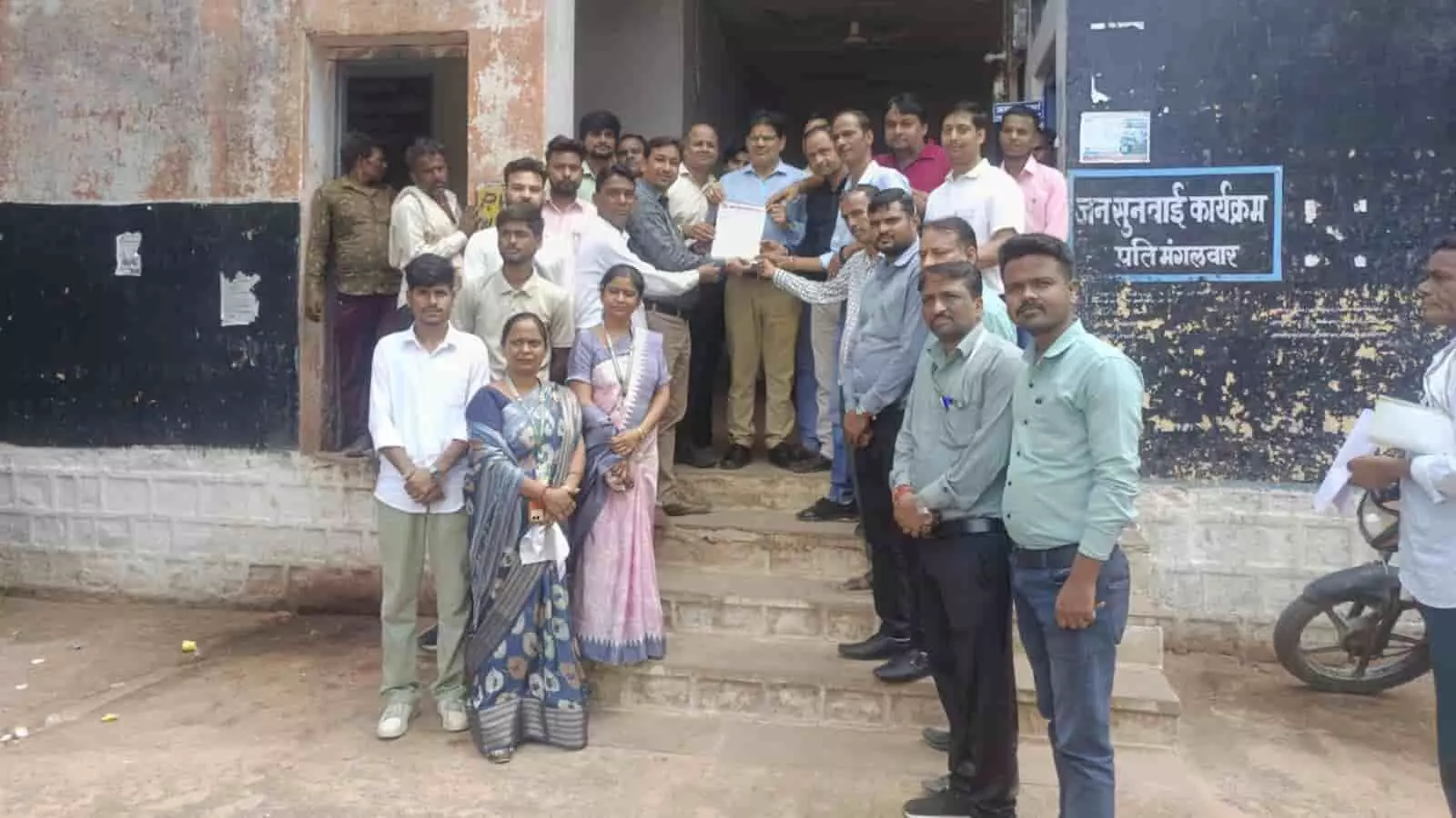 तस्वीर में सरकारी कार्यालय के बाहर ज्ञापन सौंपते लोग और प्रशासनिक अधिकारी खड़े दिख रहे हैं। तस्वीर में सरकारी कार्यालय के बाहर ज्ञापन सौंपते लोग और प्रशासनिक अधिकारी खड़े दिख रहे हैं।