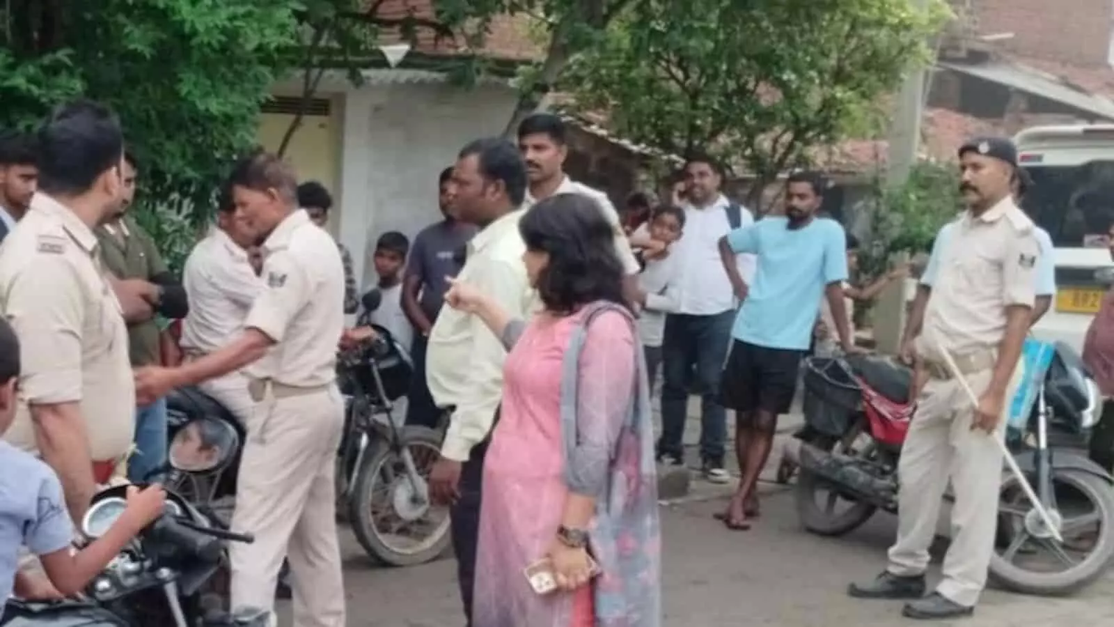 तस्वीर में सड़क पर मौजूद पुलिसकर्मी और नागरिक सुरक्षा व्यवस्था की निगरानी करते हुए। तस्वीर में सड़क पर मौजूद पुलिसकर्मी और नागरिक सुरक्षा व्यवस्था की निगरानी करते हुए।