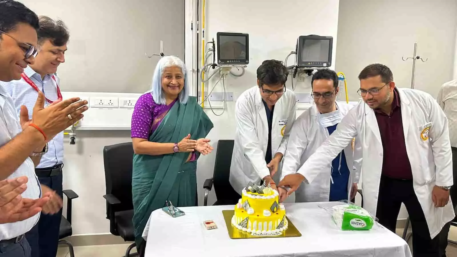 तस्वीर में एम्स रायबरेली परिसर में चिकित्सक और अधिकारी केक काटकर खुशी जताते दिख रहे हैं। तस्वीर में एम्स रायबरेली परिसर में चिकित्सक और अधिकारी केक काटकर खुशी जताते दिख रहे हैं।