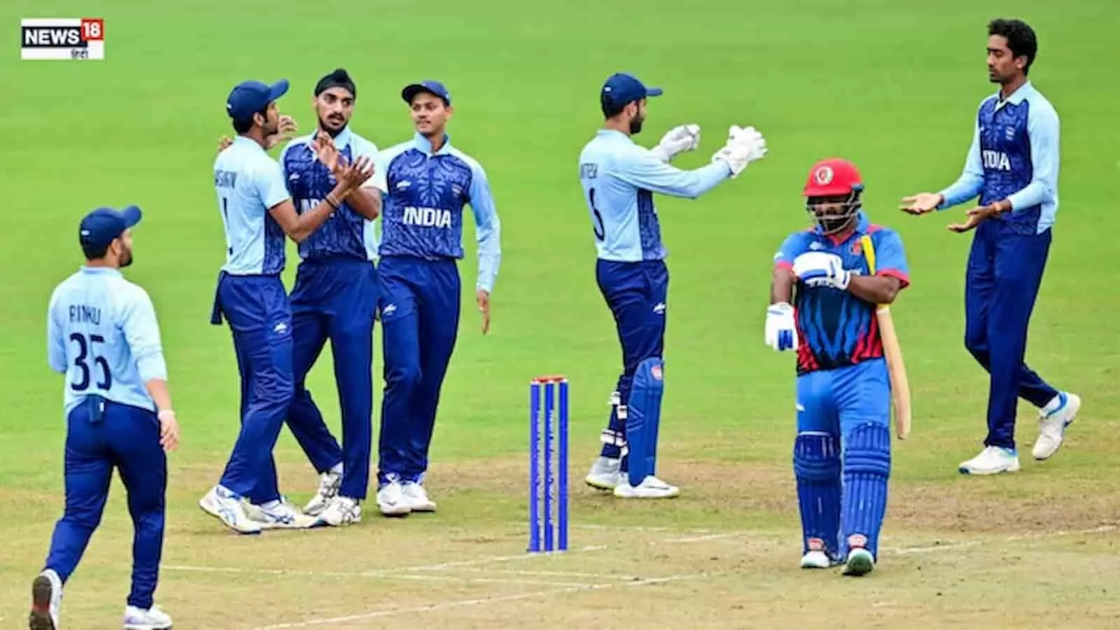 तस्वीर में मैदान पर भारतीय क्रिकेट टीम के खिलाड़ी जश्न मनाते हुए दिख रहे हैं। तस्वीर में मैदान पर भारतीय क्रिकेट टीम के खिलाड़ी जश्न मनाते हुए दिख रहे हैं।
