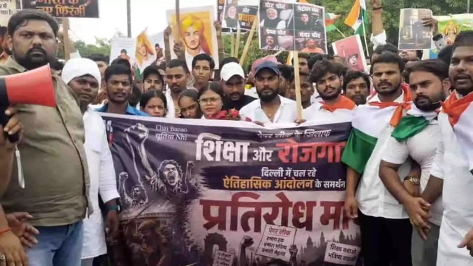 तस्वीर में मुगलसराय में शिक्षा और रोजगार के मुद्दों को लेकर विरोध प्रदर्शन करते छात्र नजर आ रहे हैं। तस्वीर में मुगलसराय में शिक्षा और रोजगार के मुद्दों को लेकर विरोध प्रदर्शन करते छात्र नजर आ रहे हैं।