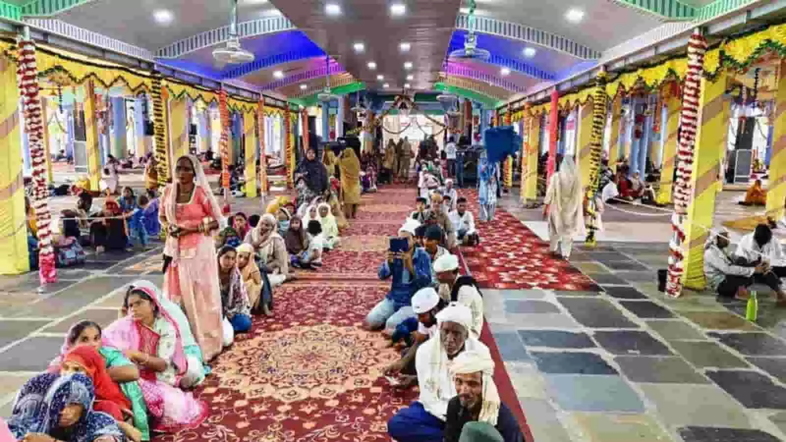 दरगाह परिसर के हॉल में कालीन पर बैठे श्रद्धालुओं की कतार। दरगाह परिसर के हॉल में कालीन पर बैठे श्रद्धालुओं की कतार।
