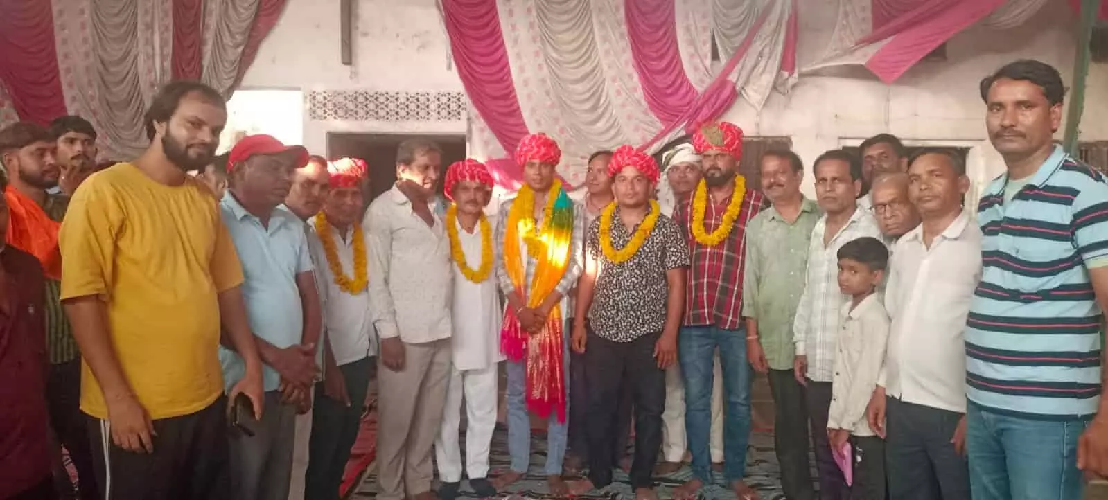 गंगापुर सिटी स्थित धर्मशाला में केश कला एसोसिएशन के नवनिर्वाचित अध्यक्ष और सदस्य समूह में खड़े नजर आ रहे हैं।