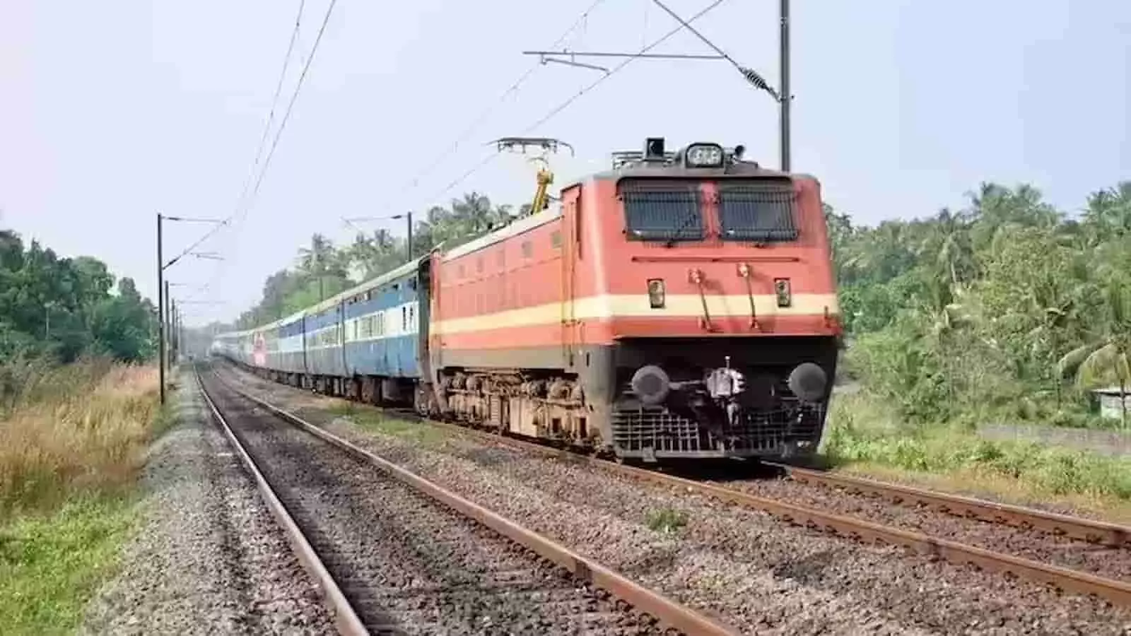 रेलवे स्टेशन पर यात्रियों के यात्रा टिकट की जांच करते रेल कर्मचारी। रेलवे स्टेशन पर यात्रियों के यात्रा टिकट की जांच करते रेल कर्मचारी।