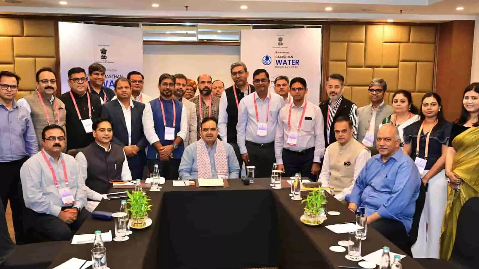 तस्वीर में अधिकारी और प्रतिभागी सम्मेलन कक्ष में समूह फोटो के दौरान दिखाई दे रहे हैं। तस्वीर में अधिकारी और प्रतिभागी सम्मेलन कक्ष में समूह फोटो के दौरान दिखाई दे रहे हैं।
