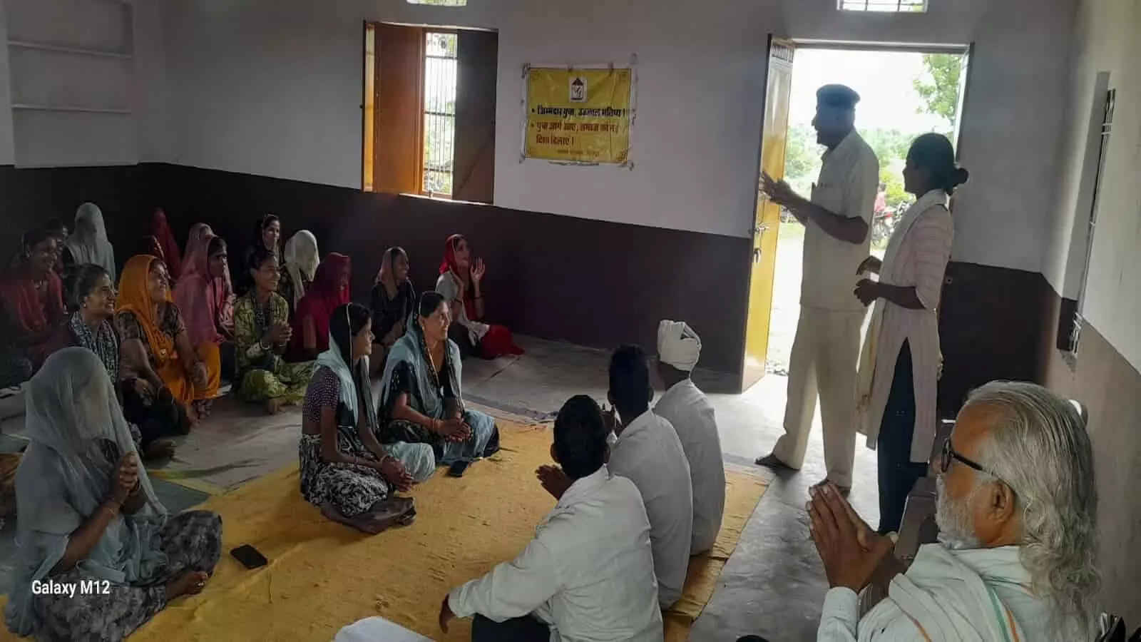 रायला संदर्भ केंद्र पर आयोजित प्रशिक्षण कार्यक्रम में बैठी महिलाएं और भाग ले रहे प्रतिभागी। रायला संदर्भ केंद्र पर आयोजित प्रशिक्षण कार्यक्रम में बैठी महिलाएं और भाग ले रहे प्रतिभागी।