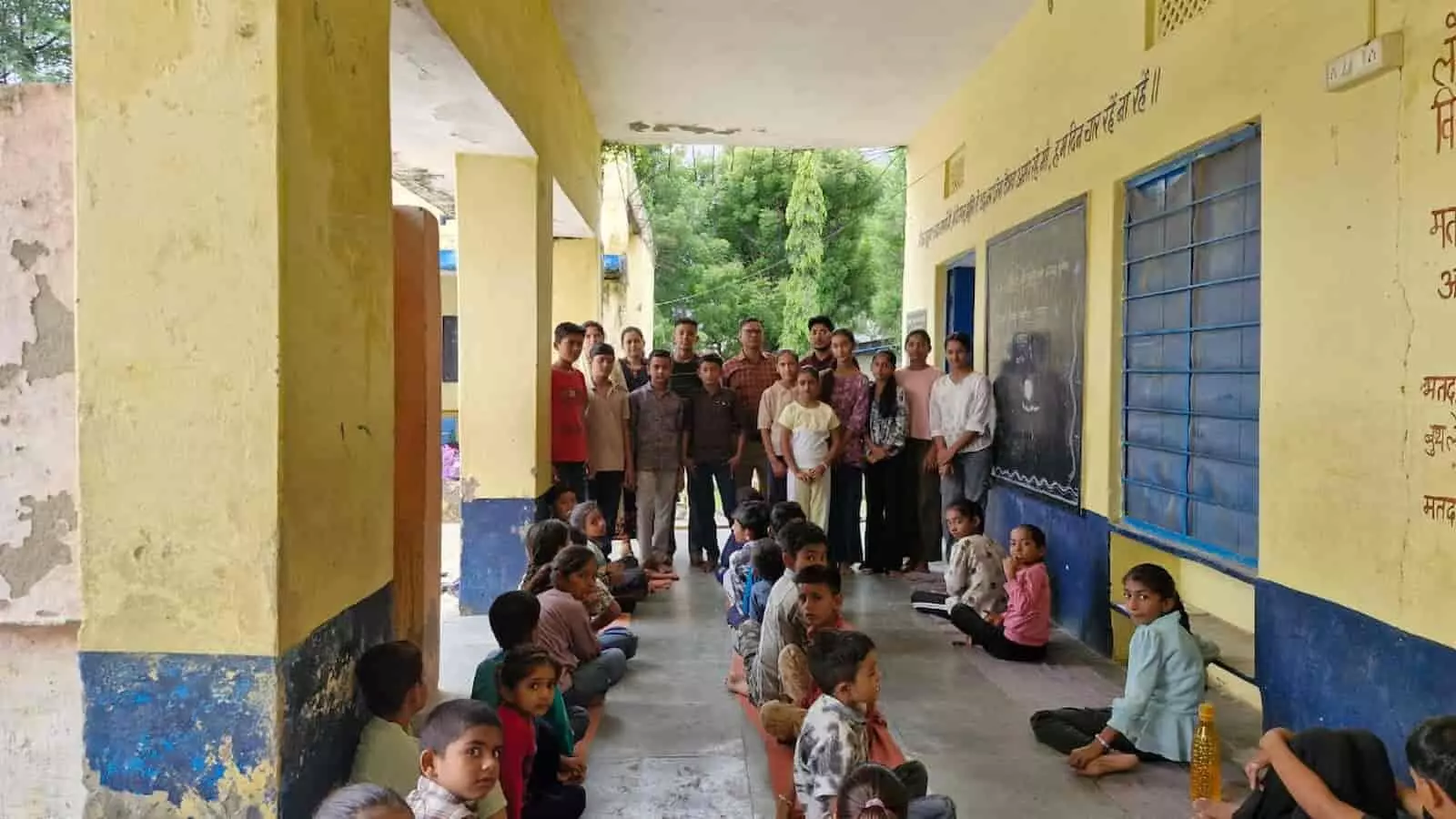 विद्यालय के गलियारे में छात्र संसद के गठन के दौरान बैठे छात्र और शिक्षक नजर आ रहे हैं। विद्यालय के गलियारे में छात्र संसद के गठन के दौरान बैठे छात्र और शिक्षक नजर आ रहे हैं।