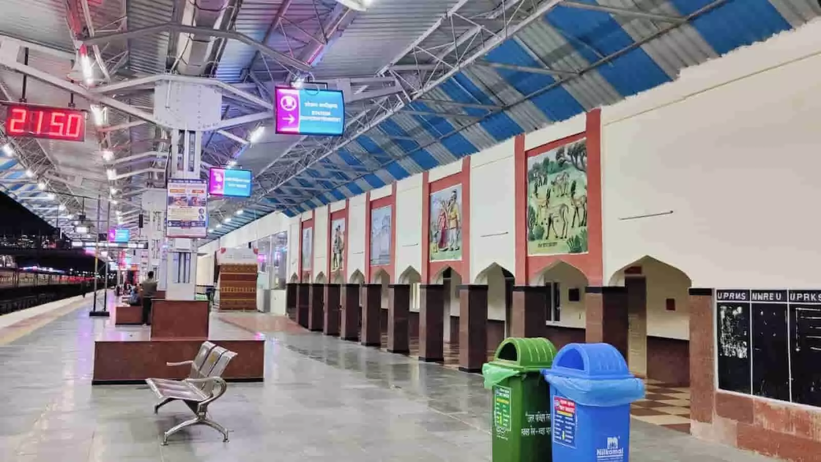 तस्वीर में रतनगढ़ रेलवे स्टेशन के प्लेटफॉर्म पर डिजिटल डिस्प्ले, बेंच और डस्टबिन दिखाई दे रहे हैं। तस्वीर में रतनगढ़ रेलवे स्टेशन के प्लेटफॉर्म पर डिजिटल डिस्प्ले, बेंच और डस्टबिन दिखाई दे रहे हैं।