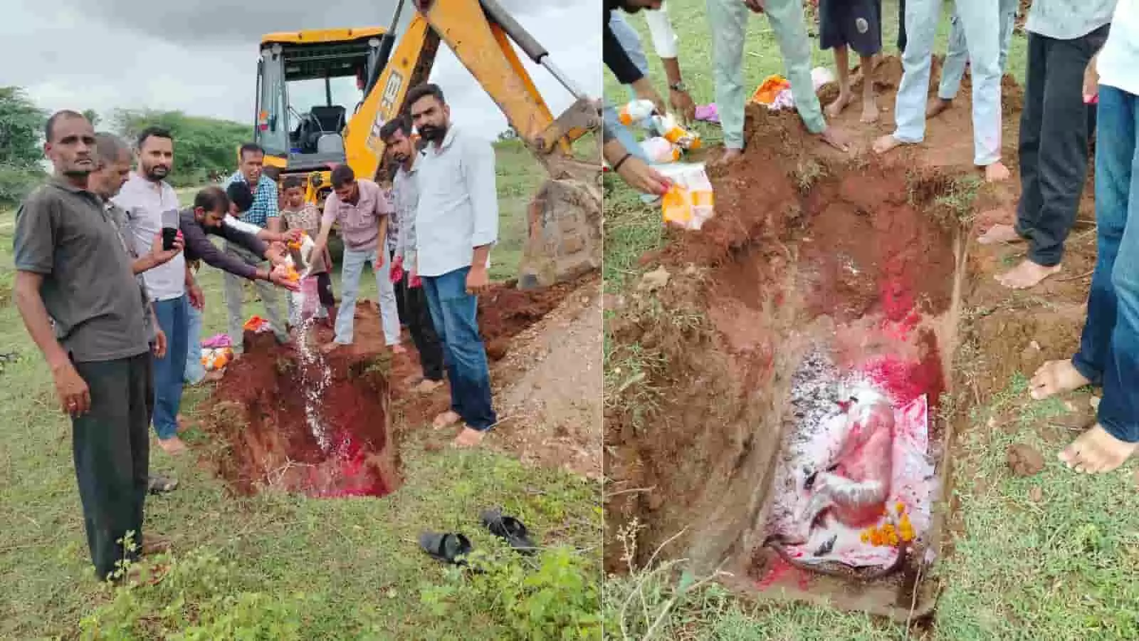तस्वीर में गरियावास के चरागाह मैदान में ग्रामीण एक गड्ढे के पास अंतिम संस्कार की रस्में निभाते हुए दिख रहे हैं।