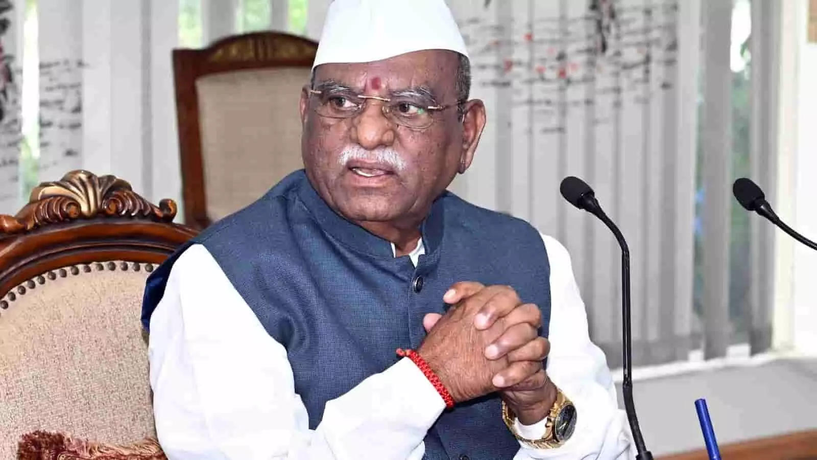 तस्वीर में राज्यपाल हरिभाऊ बागडे लोकभवन जयपुर में बैठक के दौरान चर्चा करते हुए दिख रहे हैं।