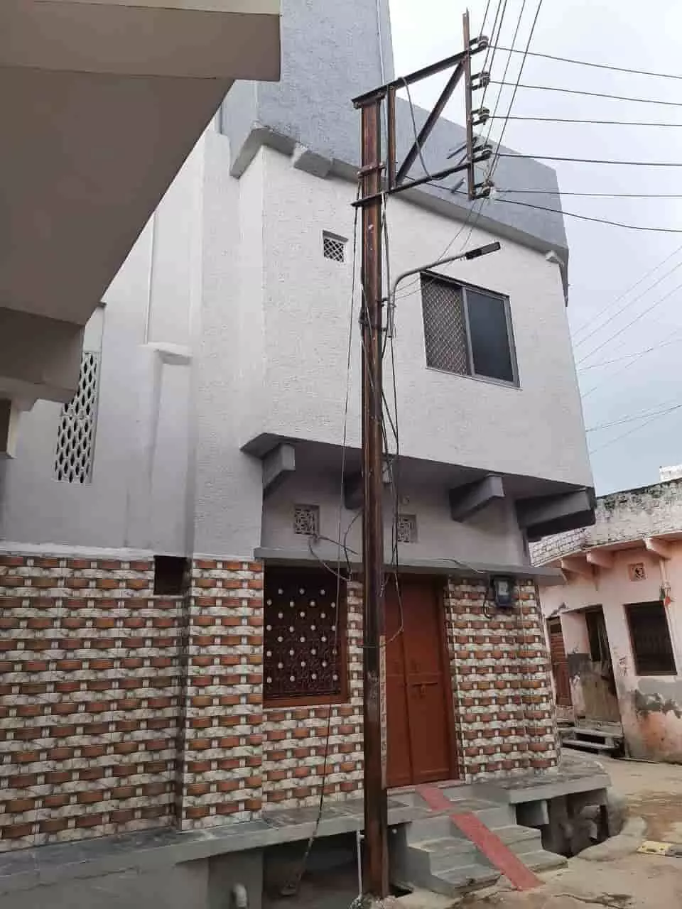 तस्वीर में फतहनगर वार्ड संख्या 1 में मकान के बाहर झुका बिजली का खंभा दिख रहा है। तस्वीर में फतहनगर वार्ड संख्या 1 में मकान के बाहर झुका बिजली का खंभा दिख रहा है।