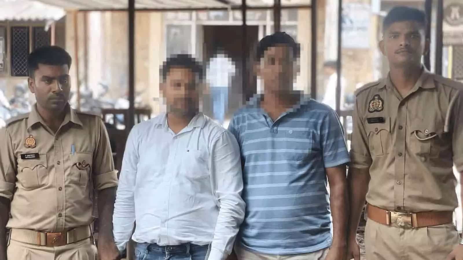 तस्वीर में दो पुलिसकर्मियों के साथ दो व्यक्ति खड़े हैं जो मुगलसराय में पुलिस कार्रवाई के दौरान नजर आ रहे हैं। तस्वीर में दो पुलिसकर्मियों के साथ दो व्यक्ति खड़े हैं जो मुगलसराय में पुलिस कार्रवाई के दौरान नजर आ रहे हैं।
