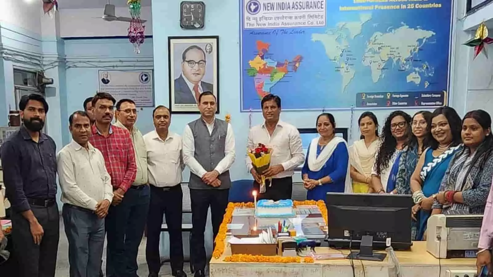 तस्वीर में न्यू इंडिया एश्योरेंस के अधिकारी और कर्मचारी जयपुर कार्यालय में स्थापना दिवस समारोह के दौरान समूह फोटो में दिखाई दे रहे हैं।