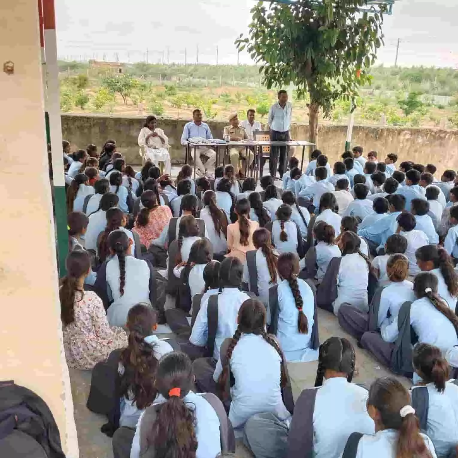 राजकीय उच्च माध्यमिक विद्यालय दीपावास में साइबर सुरक्षा जागरूकता कार्यक्रम के दौरान बैठी छात्राएं और अतिथि।