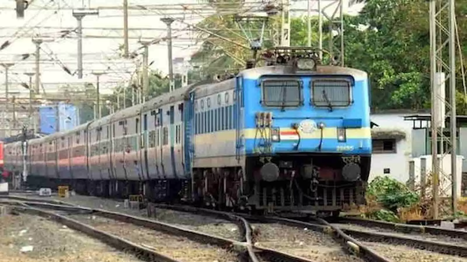 तस्वीर में कल्याण स्टेशन के पास रेलवे ट्रैक पर चलती हुई मुंबई लोकल ट्रेन। तस्वीर में कल्याण स्टेशन के पास रेलवे ट्रैक पर चलती हुई मुंबई लोकल ट्रेन।