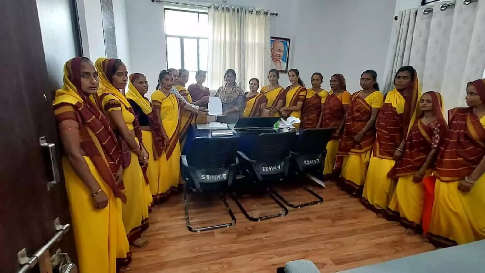 खेरवाड़ा के नयागांव कार्यालय में साथिनों द्वारा उपखंड अधिकारी को ज्ञापन सौंपने का दृश्य। खेरवाड़ा के नयागांव कार्यालय में साथिनों द्वारा उपखंड अधिकारी को ज्ञापन सौंपने का दृश्य।