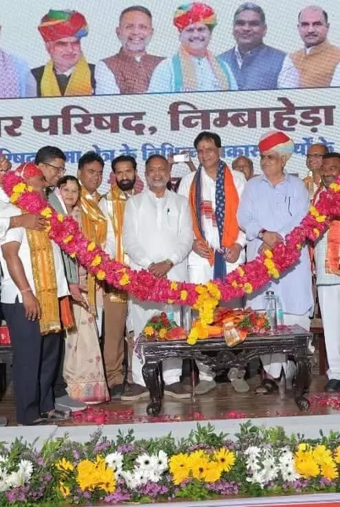 निम्बाहेड़ा में आयोजित समारोह के दौरान विधायक श्रीचंद कृपलानी और अतिथि नजर आ रहे हैं। निम्बाहेड़ा में आयोजित समारोह के दौरान विधायक श्रीचंद कृपलानी और अतिथि नजर आ रहे हैं।