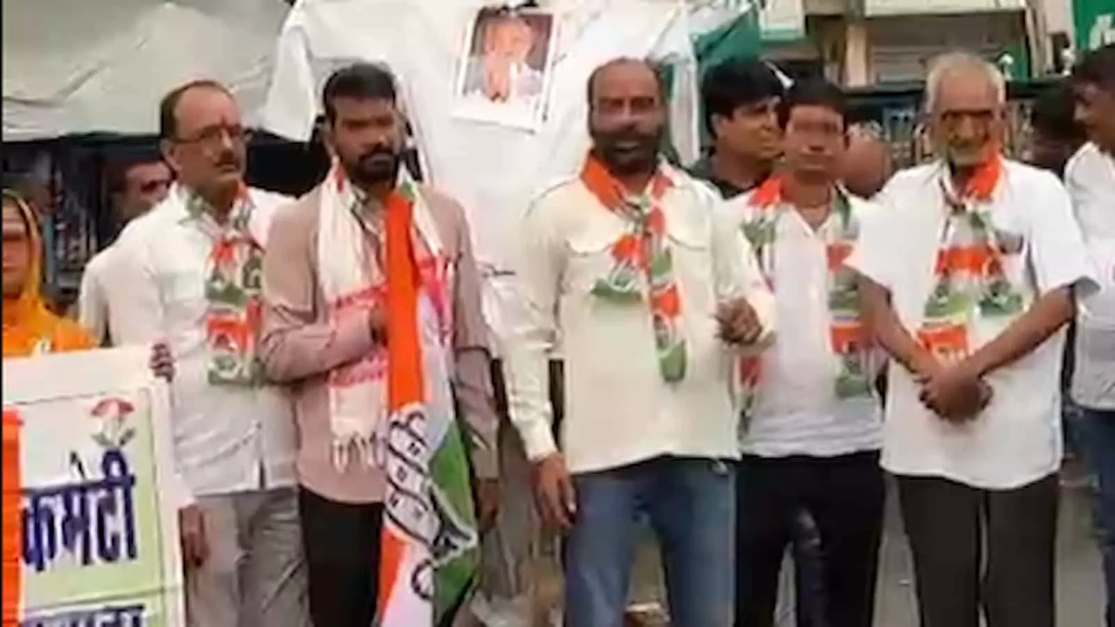 तस्वीर में खमनोर बस स्टैंड पर कांग्रेस कार्यकर्ता प्रदर्शन के दौरान खड़े दिखाई दे रहे हैं। तस्वीर में खमनोर बस स्टैंड पर कांग्रेस कार्यकर्ता प्रदर्शन के दौरान खड़े दिखाई दे रहे हैं।