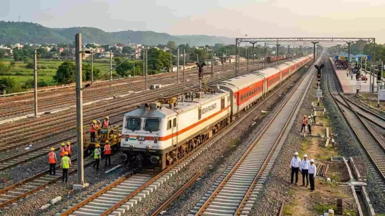 तस्वीर में दिख रही रेलवे पटरियों पर ट्रेन के पास काम करते रेल कर्मचारी। तस्वीर में दिख रही रेलवे पटरियों पर ट्रेन के पास काम करते रेल कर्मचारी।