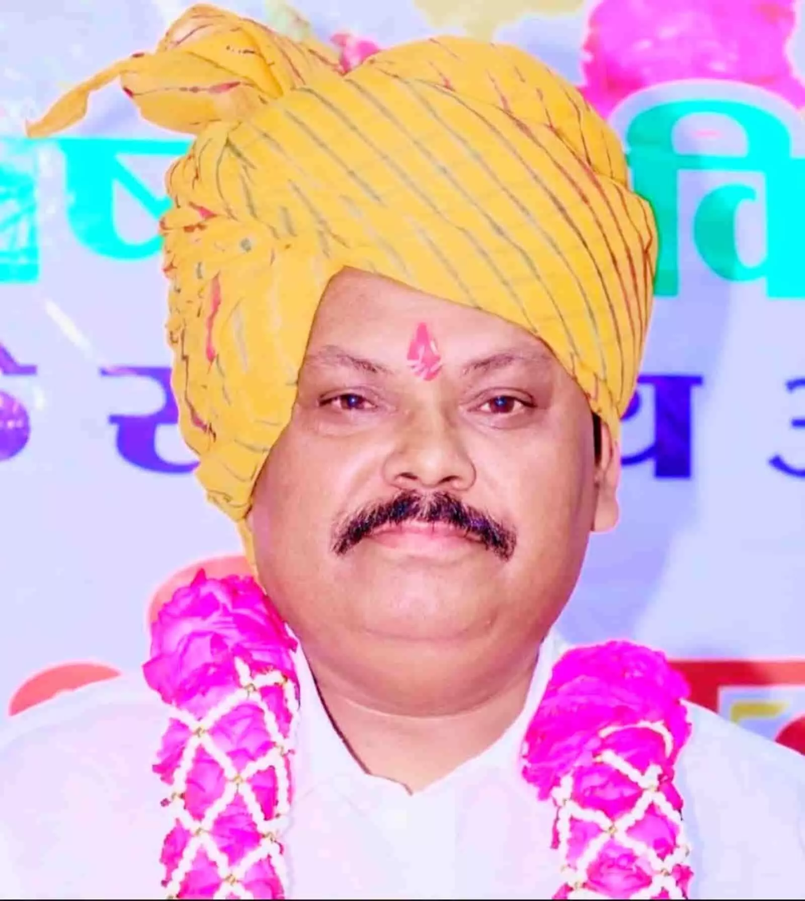 तस्वीर में कांग्रेस नेता मनोज दुबे पीले रंग की पगड़ी और माला पहने नजर आ रहे हैं। तस्वीर में कांग्रेस नेता मनोज दुबे पीले रंग की पगड़ी और माला पहने नजर आ रहे हैं।