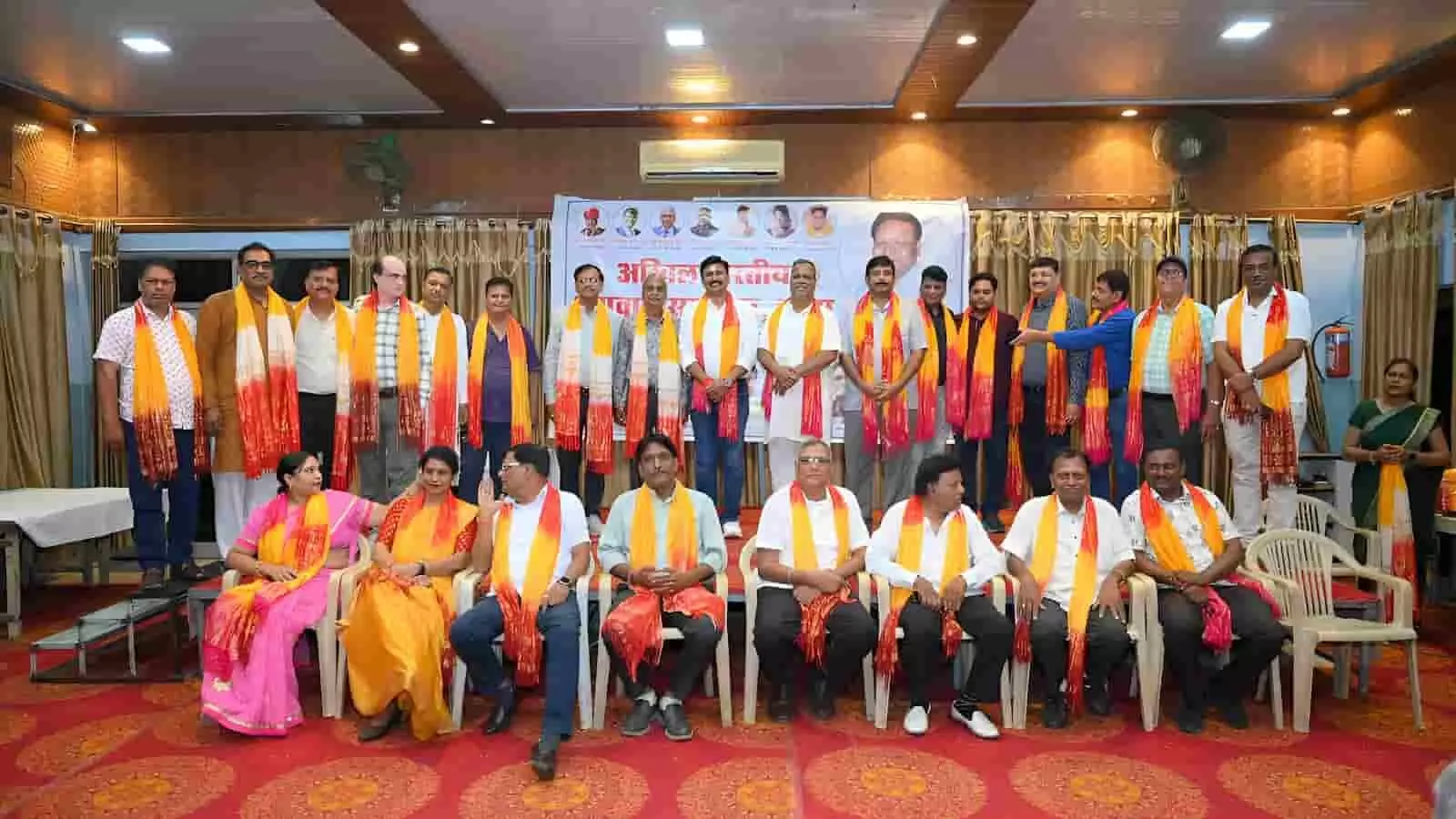 कोटा के अग्रवाल सेवा सदन में आयोजित बैठक में बैठे हुए समाज के पदाधिकारी। कोटा के अग्रवाल सेवा सदन में आयोजित बैठक में बैठे हुए समाज के पदाधिकारी।
