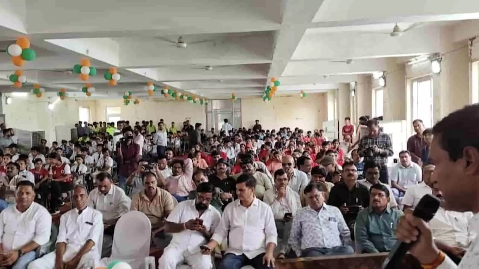 तस्वीर में बारां जिला परिषद सभागार में आयोजित कार्यक्रम में माइक पर बोलते व्यक्ति और उपस्थित लोग दिख रहे हैं। तस्वीर में बारां जिला परिषद सभागार में आयोजित कार्यक्रम में माइक पर बोलते व्यक्ति और उपस्थित लोग दिख रहे हैं।
