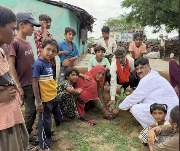 कालबेलिया कच्ची बस्ती में बच्चों और ग्रामीणों के साथ पौधारोपण करते गोविंद अटलपुरी। कालबेलिया कच्ची बस्ती में बच्चों और ग्रामीणों के साथ पौधारोपण करते गोविंद अटलपुरी।