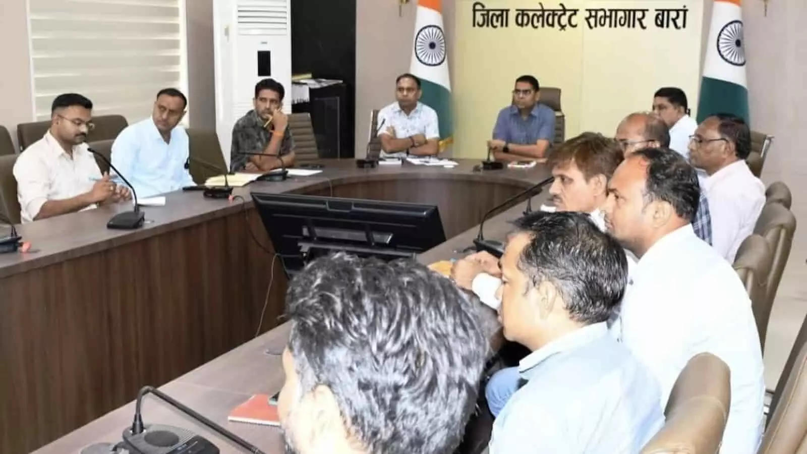तस्वीर में बारां कलेक्ट्रेट सभागार में समीक्षा बैठक के दौरान बैठे अधिकारी नजर आ रहे हैं। तस्वीर में बारां कलेक्ट्रेट सभागार में समीक्षा बैठक के दौरान बैठे अधिकारी नजर आ रहे हैं।