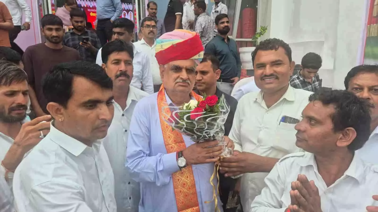 तस्वीर में प्रतिनिधिमंडल के लोग स्वायत्त शासन मंत्री का फूलों के गुलदस्ते से स्वागत करते हुए दिख रहे हैं। तस्वीर में प्रतिनिधिमंडल के लोग स्वायत्त शासन मंत्री का फूलों के गुलदस्ते से स्वागत करते हुए दिख रहे हैं।