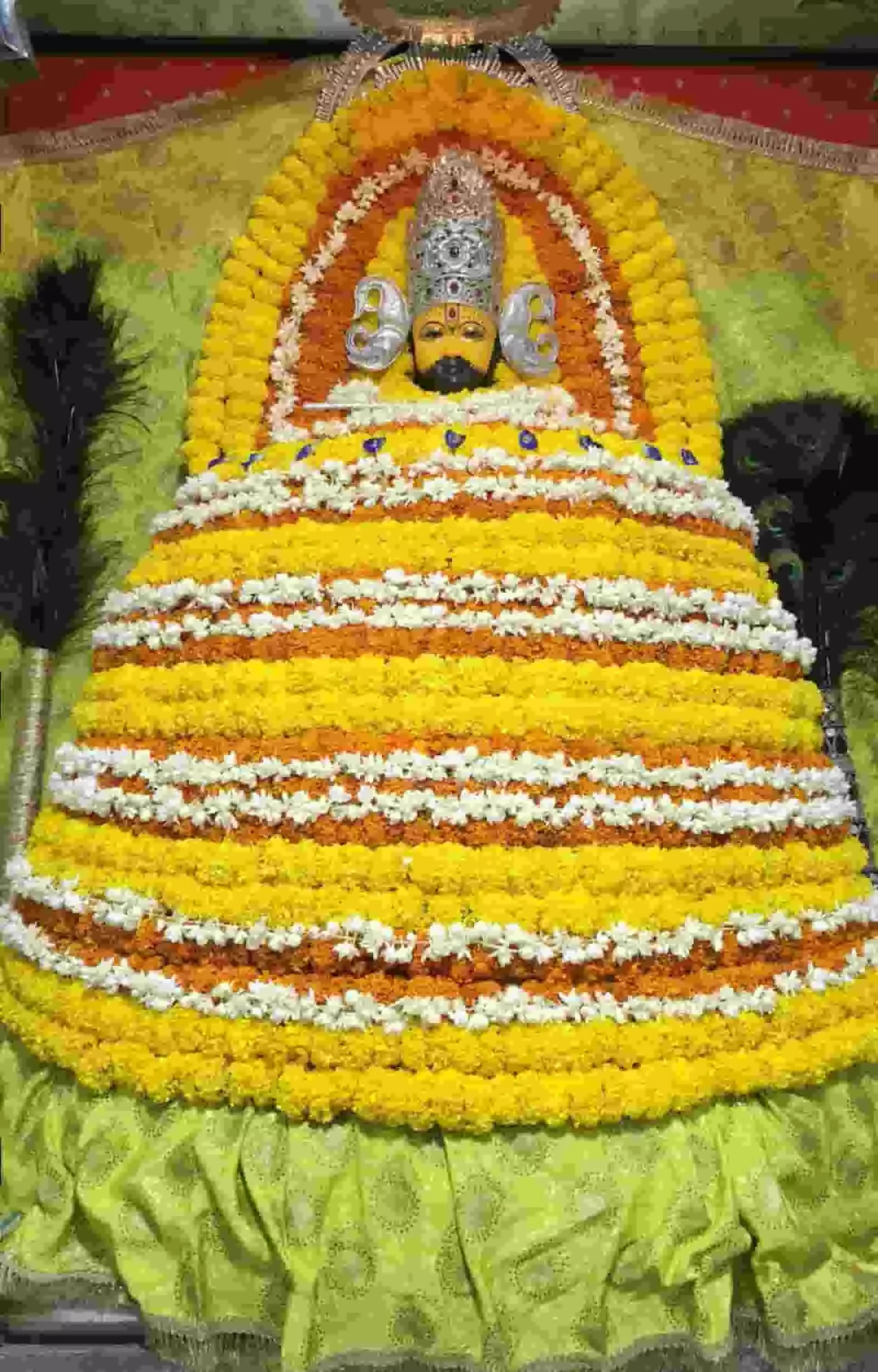 तस्वीर में दिख रही काशीपुरी श्याम मंदिर में फूलों से सजी बाबा श्याम की मूर्ति।