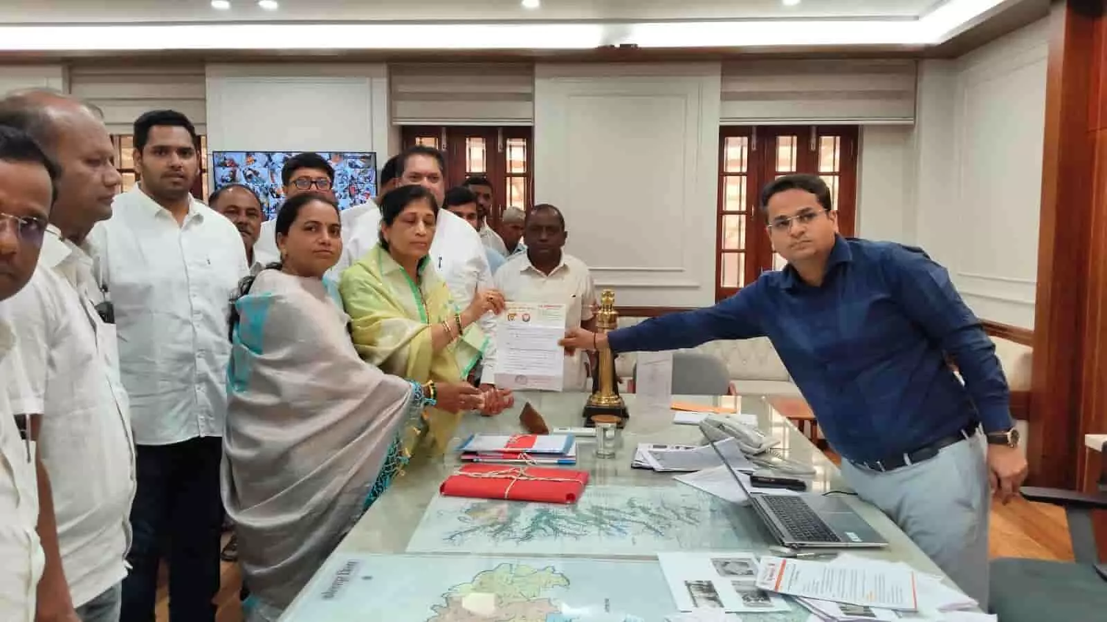 जिलाधिकारी को ज्ञापन सौंपते हुए प्रतिनिधिमंडल के सदस्य कार्यालय में नजर आ रहे हैं।
