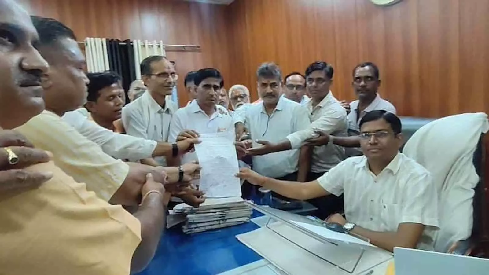 गंगापुर सिटी में उप जिला कलेक्टर को ज्ञापन सौंपते हुए सवर्ण संघर्ष समिति के लोग।