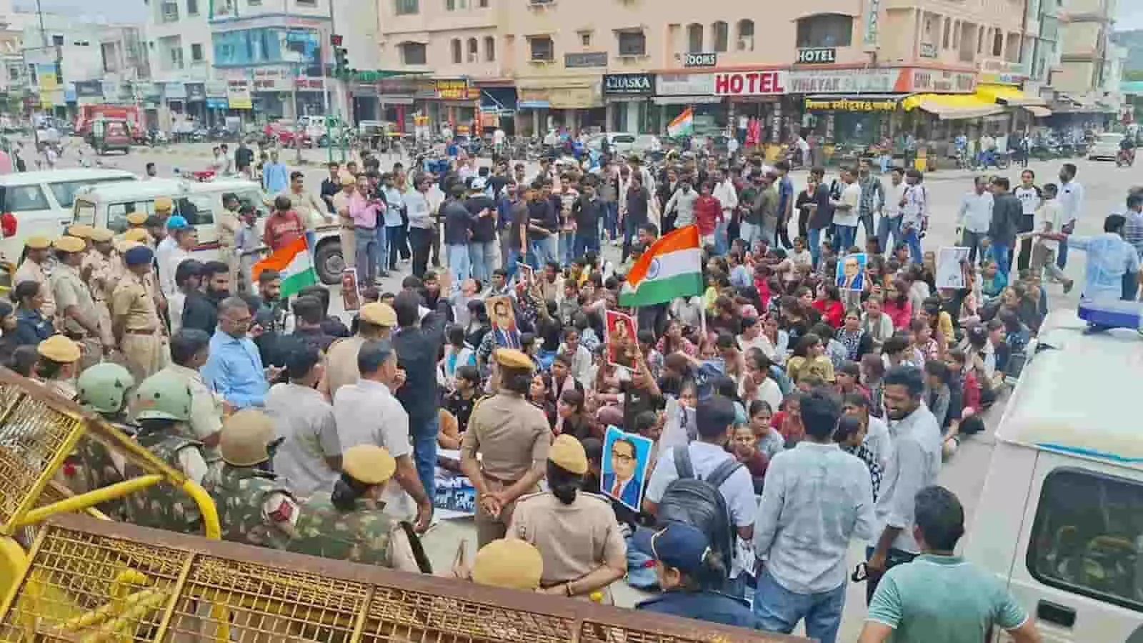 चित्तौड़गढ़ कलेक्ट्रेट के बाहर विरोध प्रदर्शन करते छात्र और तैनात पुलिसकर्मी। चित्तौड़गढ़ कलेक्ट्रेट के बाहर विरोध प्रदर्शन करते छात्र और तैनात पुलिसकर्मी।