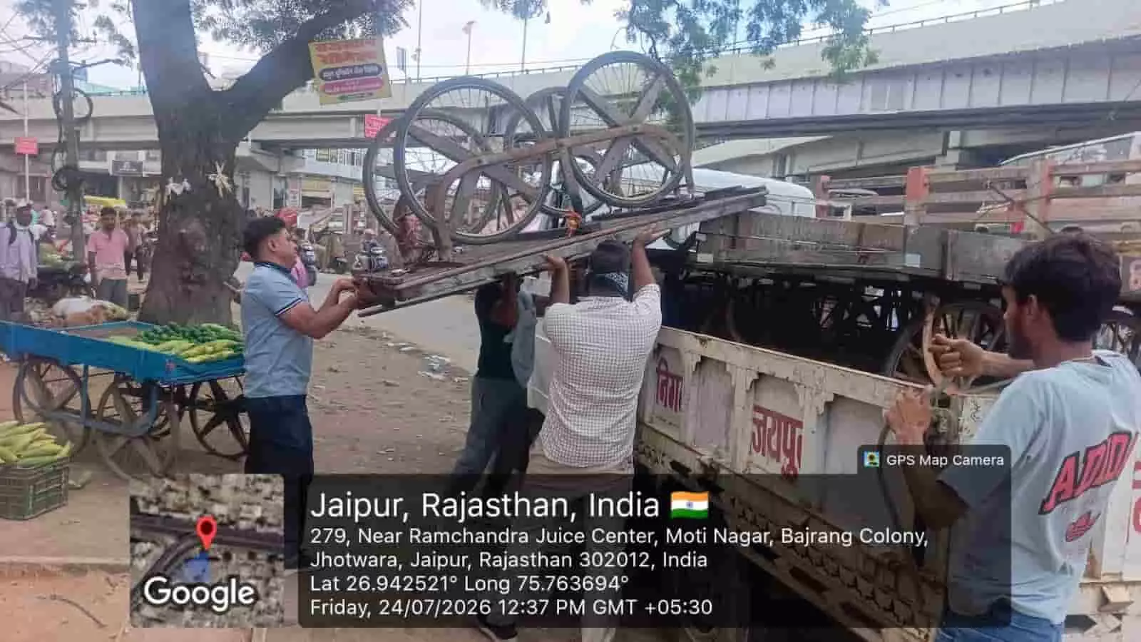 तस्वीर में जयपुर नगर निगम कर्मचारी जब्त ठेला गाड़ी को ट्रक में लोड करते दिख रहे हैं।