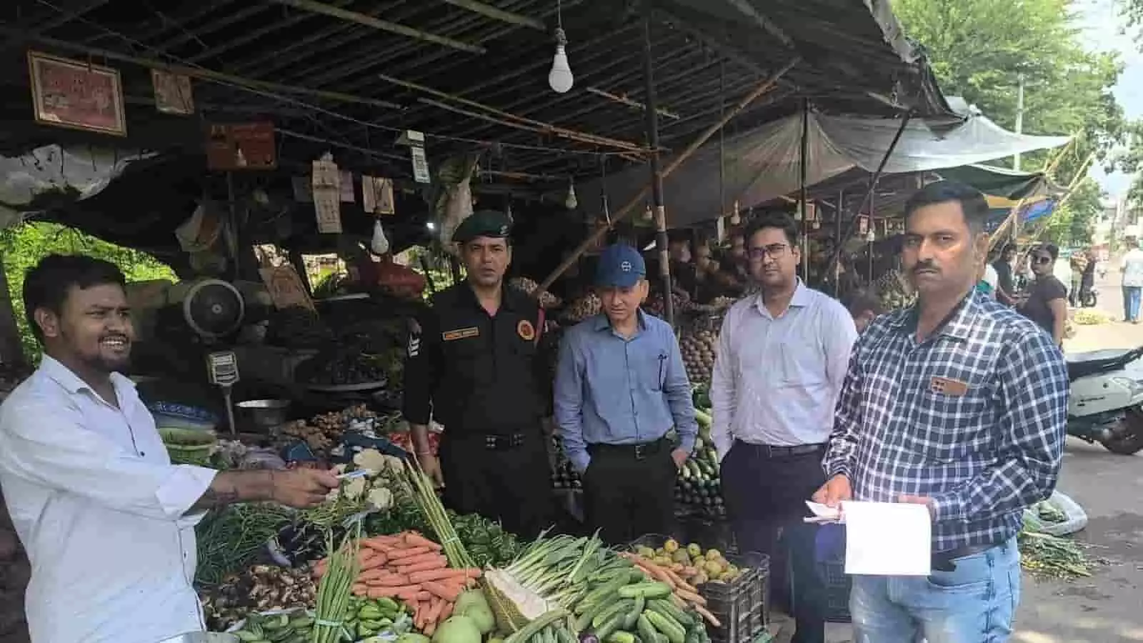 बाजार में सब्जी दुकान की जांच करते नगर निगम अधिकारी और प्रवर्तन दल कर्मचारी। बाजार में सब्जी दुकान की जांच करते नगर निगम अधिकारी और प्रवर्तन दल कर्मचारी।