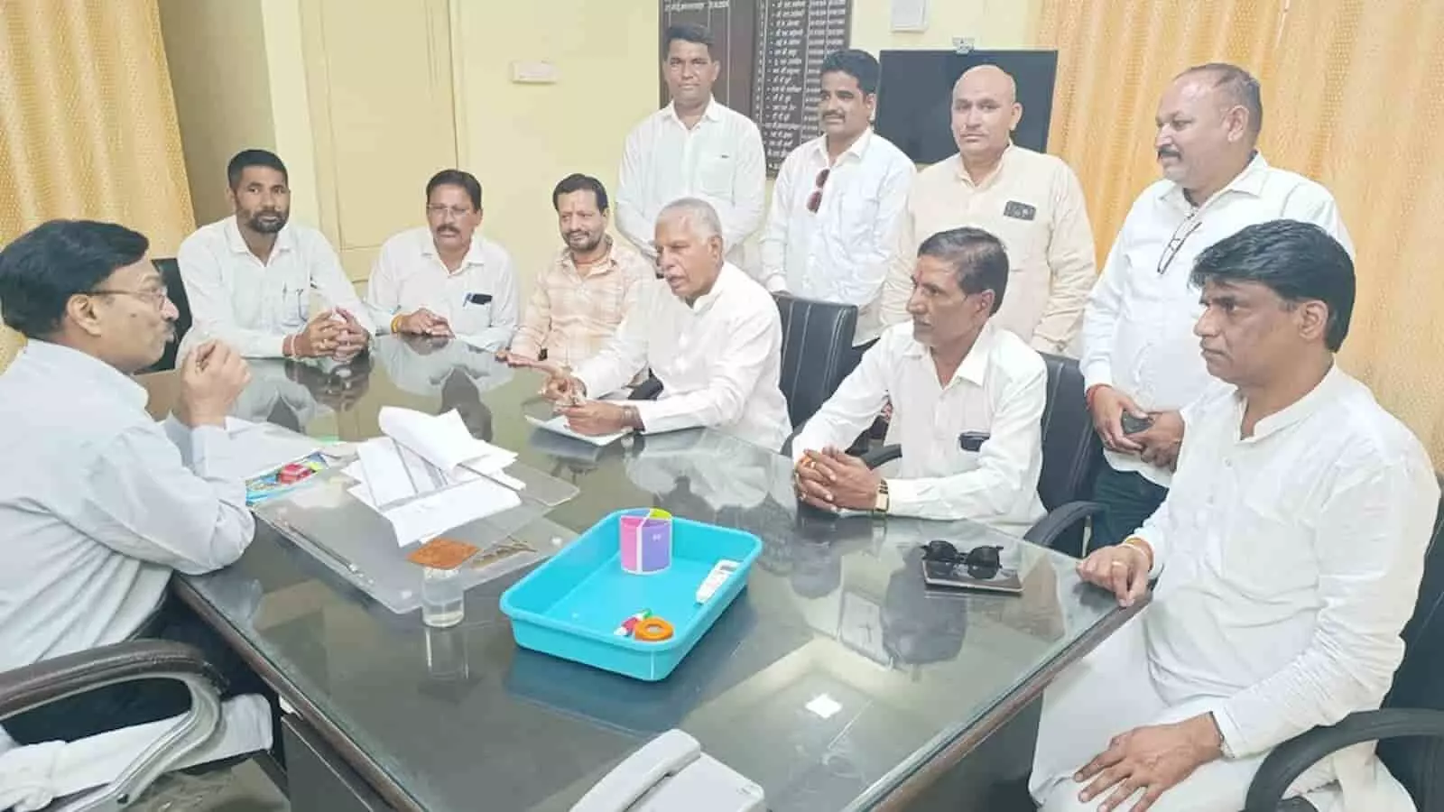चित्तौड़गढ़ में विद्युत समस्याओं को लेकर अधिकारी से चर्चा करते कांग्रेस प्रतिनिधिमंडल के सदस्य। चित्तौड़गढ़ में विद्युत समस्याओं को लेकर अधिकारी से चर्चा करते कांग्रेस प्रतिनिधिमंडल के सदस्य।