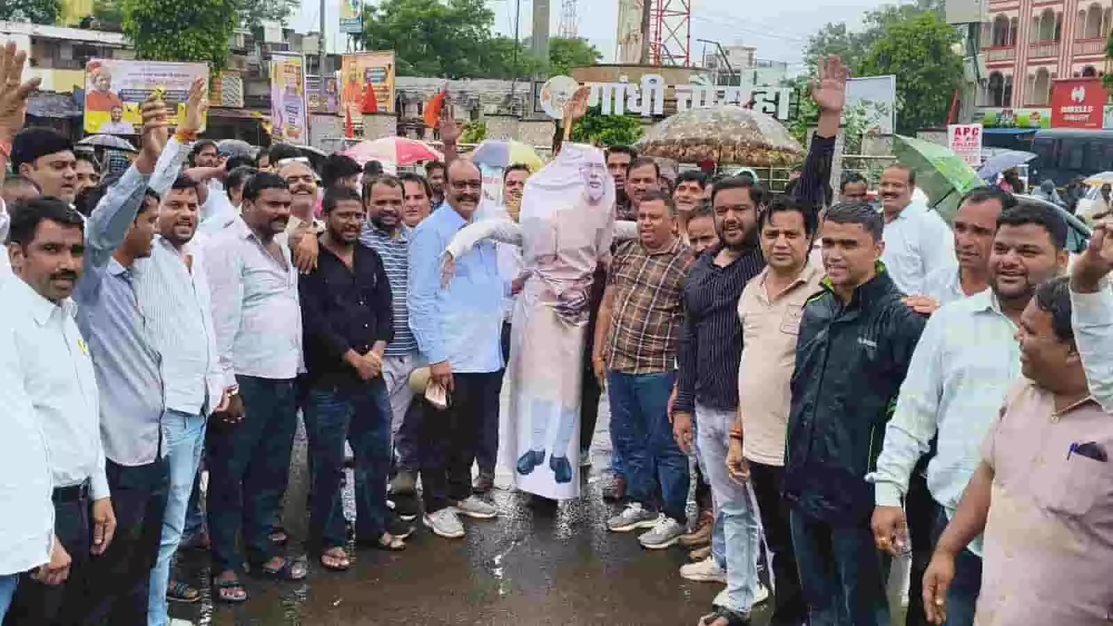 तस्वीर में प्रतापगढ़ के गांधी चौराहे पर कांग्रेस कार्यकर्ता विरोध प्रदर्शन करते हुए दिख रहे हैं। तस्वीर में प्रतापगढ़ के गांधी चौराहे पर कांग्रेस कार्यकर्ता विरोध प्रदर्शन करते हुए दिख रहे हैं।