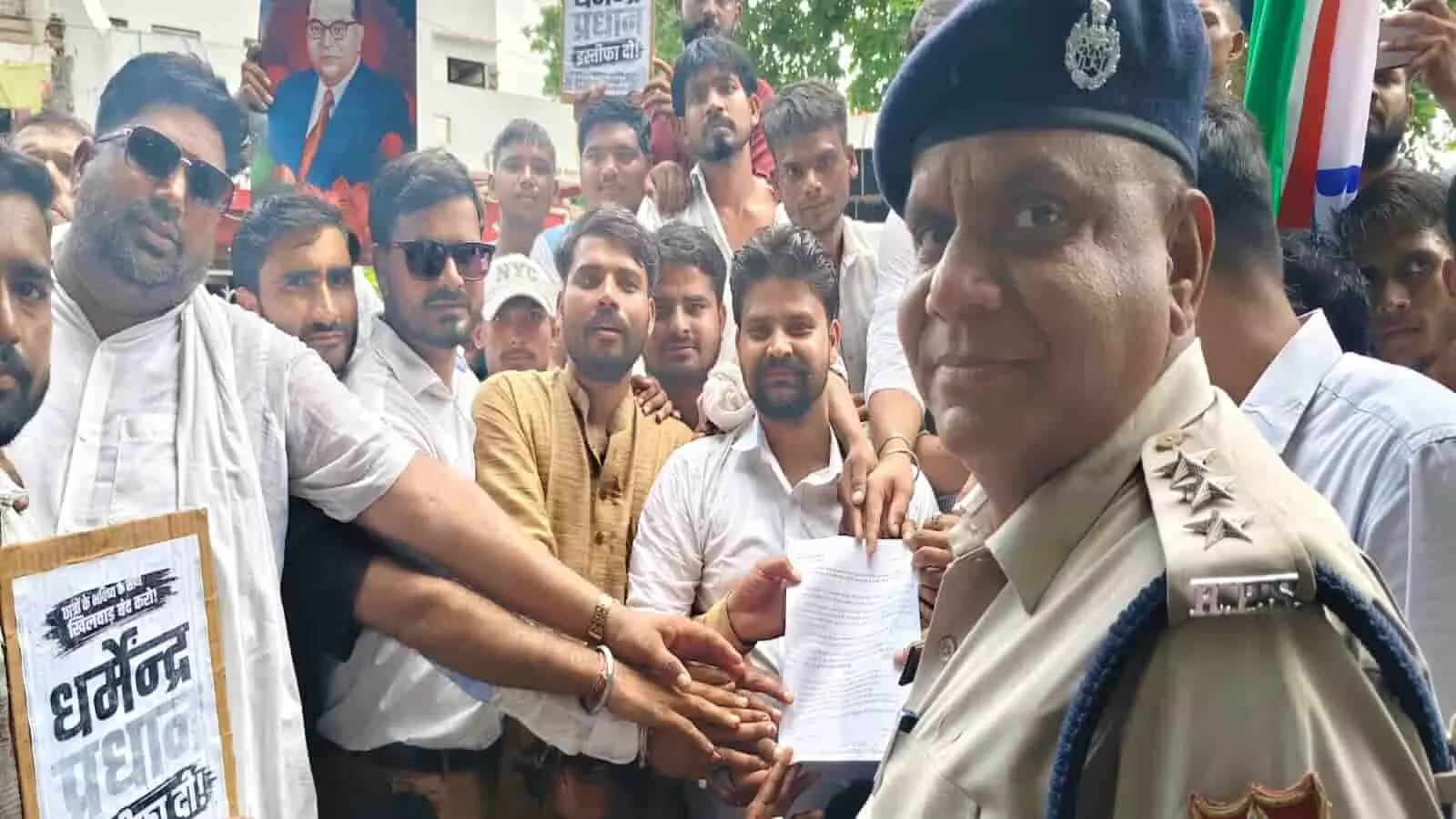 डीग में जंतर-मंतर लाठीचार्ज के विरोध में युवा शक्ति के सदस्यों द्वारा ज्ञापन सौंपते हुए प्रदर्शन।