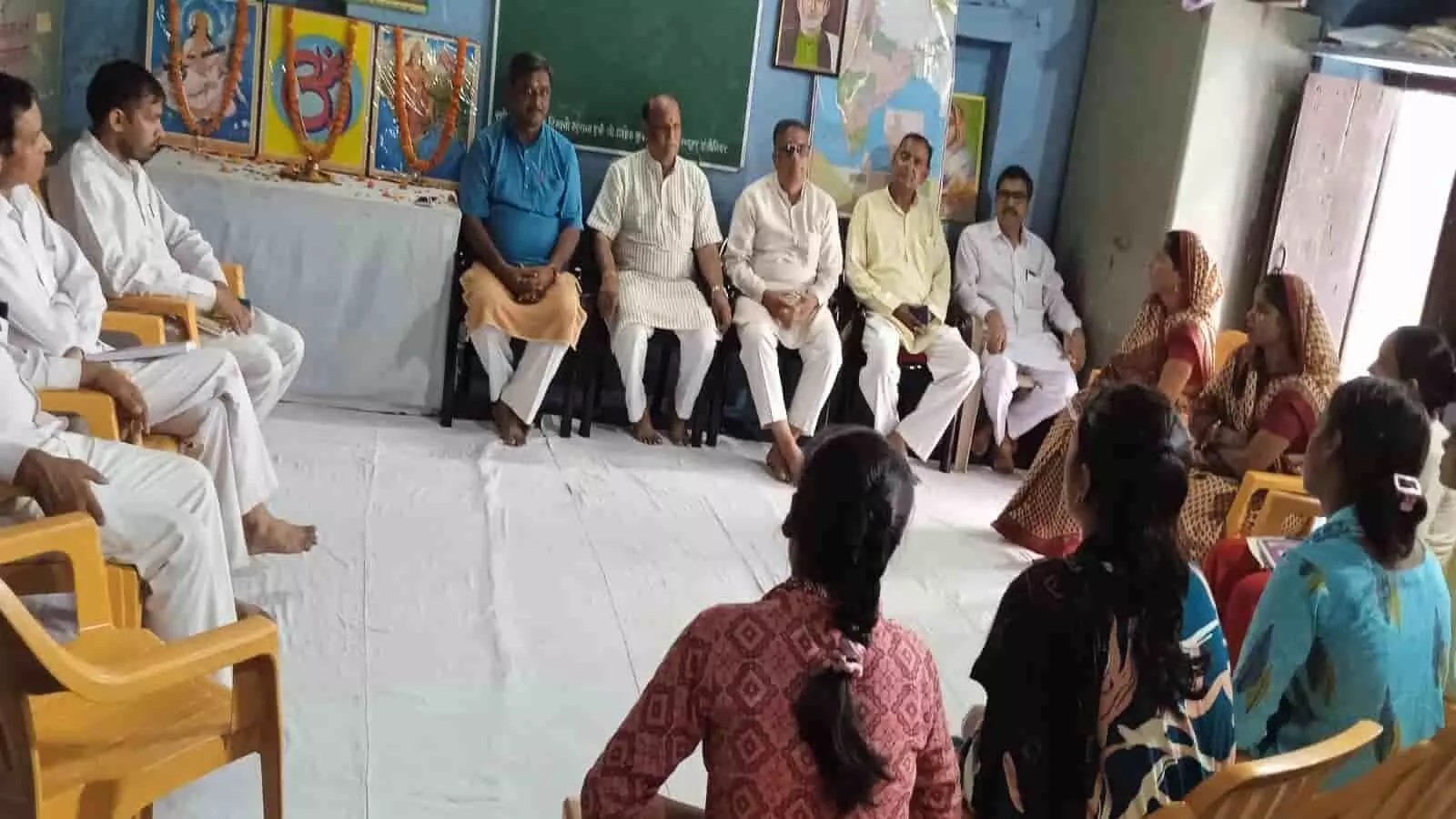 डीग में आदर्श विद्या मंदिरों की बैठक, शिशु वाटिका विकास और घोष कार्यक्रम पर मंथन