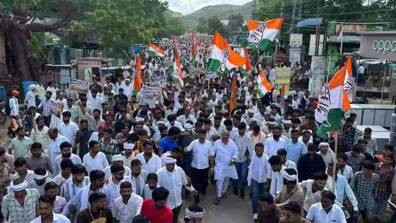 बूंदी में खाद, बीज और केडीए की ज्यादतियों के विरोध में हाथों में झंडे लिए रैली निकालते किसान और युवा। बूंदी में खाद, बीज और केडीए की ज्यादतियों के विरोध में हाथों में झंडे लिए रैली निकालते किसान और युवा।
