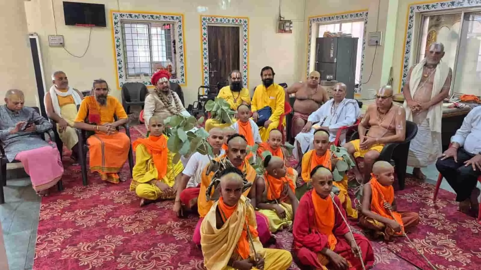 श्री रामधाम सेवा आश्रम में यज्ञोपवीत संस्कार के दौरान बैठे नवबटुक और संत-महात्मा। श्री रामधाम सेवा आश्रम में यज्ञोपवीत संस्कार के दौरान बैठे नवबटुक और संत-महात्मा।