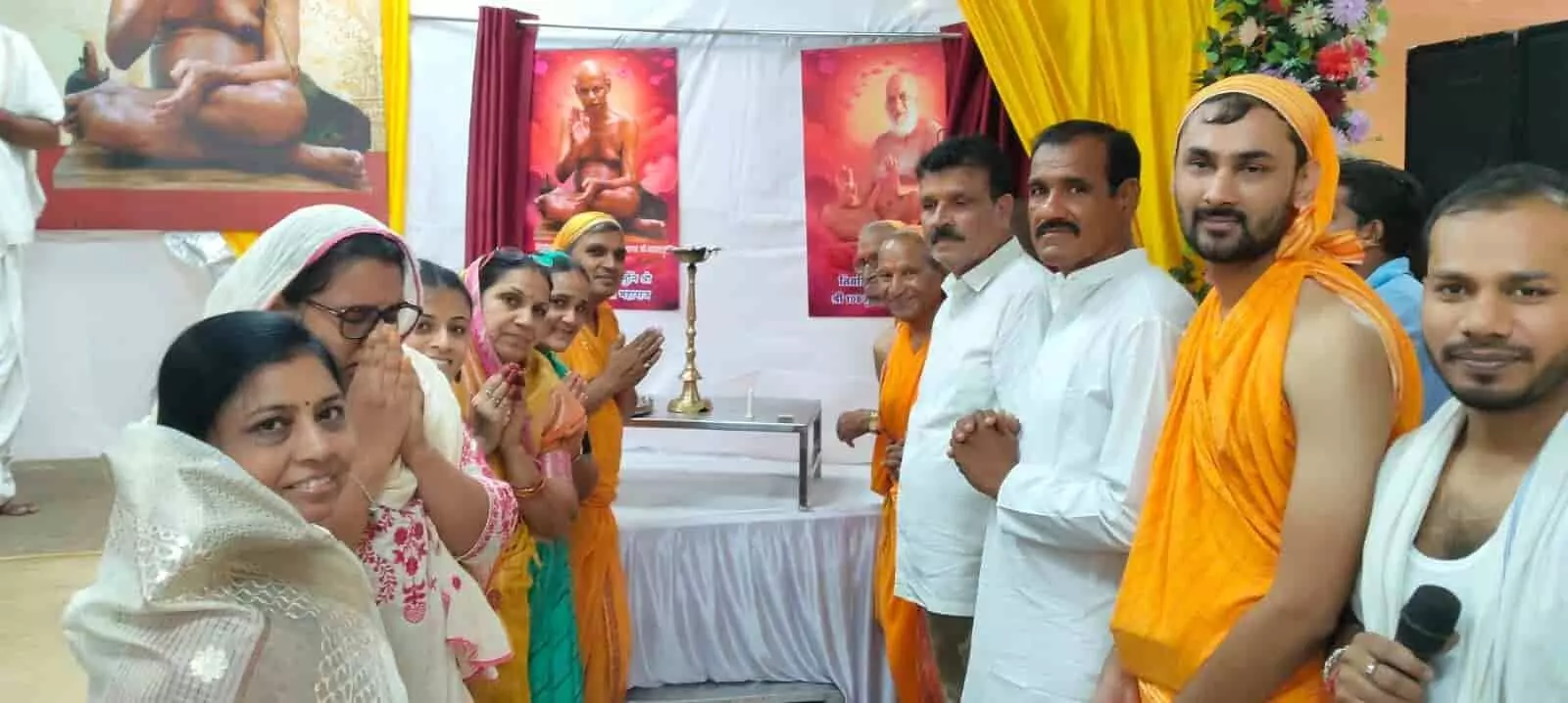 तस्वीर में नसियां जी में सिद्धचक्र महामंडल विधान के दौरान उपस्थित श्रद्धालु और गणमान्य लोग दिखाई दे रहे हैं। तस्वीर में नसियां जी में सिद्धचक्र महामंडल विधान के दौरान उपस्थित श्रद्धालु और गणमान्य लोग दिखाई दे रहे हैं।