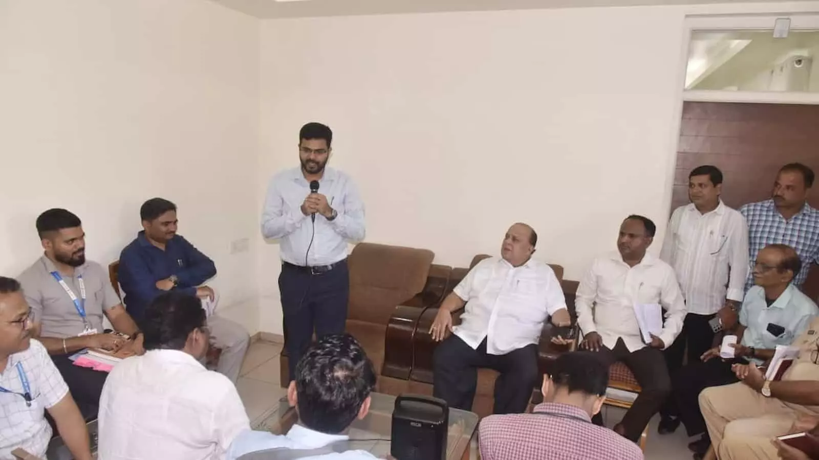 कागल विश्रामगृह में आयोजित समीक्षा बैठक में मंत्री हसन मुश्रीफ और अधिकारी उपस्थित हैं।