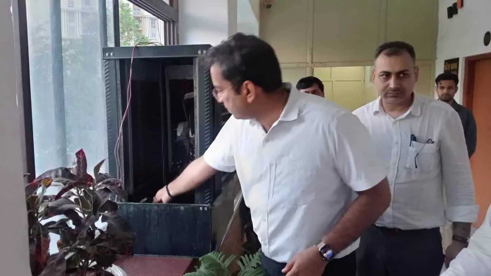 कलेक्ट्रेट परिसर में डेंगू रोकथाम के लिए कूलर की सफाई करते जयपुर जिला कलक्टर संदेश नायक।