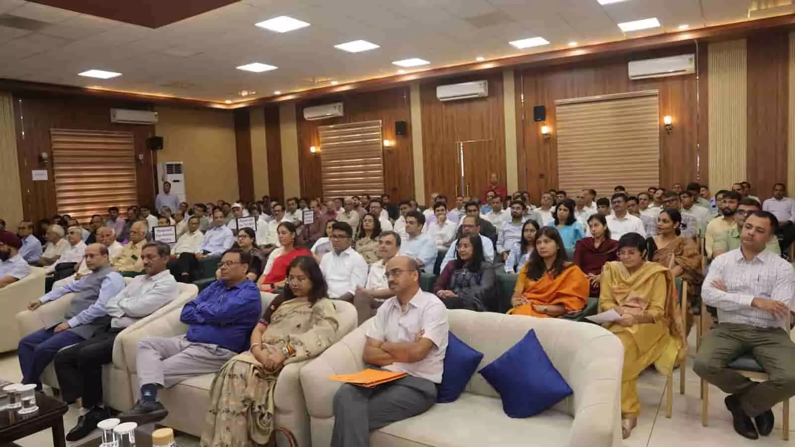 तस्वीर में भारतीय रेल के अधिकारी और कर्मचारी एक बैठक कक्ष में बैठे हुए दिखाई दे रहे हैं।