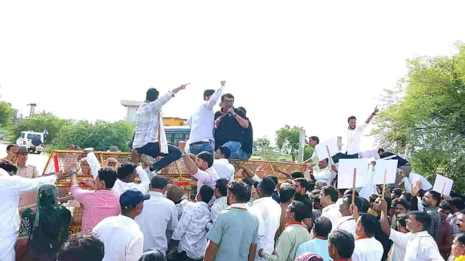 तस्वीर में सिमलिया में विद्युत विभाग के कार्यालय के सामने विरोध प्रदर्शन करते हुए कांग्रेस कार्यकर्ता और भीड़ दिखाई दे रही है। तस्वीर में सिमलिया में विद्युत विभाग के कार्यालय के सामने विरोध प्रदर्शन करते हुए कांग्रेस कार्यकर्ता और भीड़ दिखाई दे रही है।