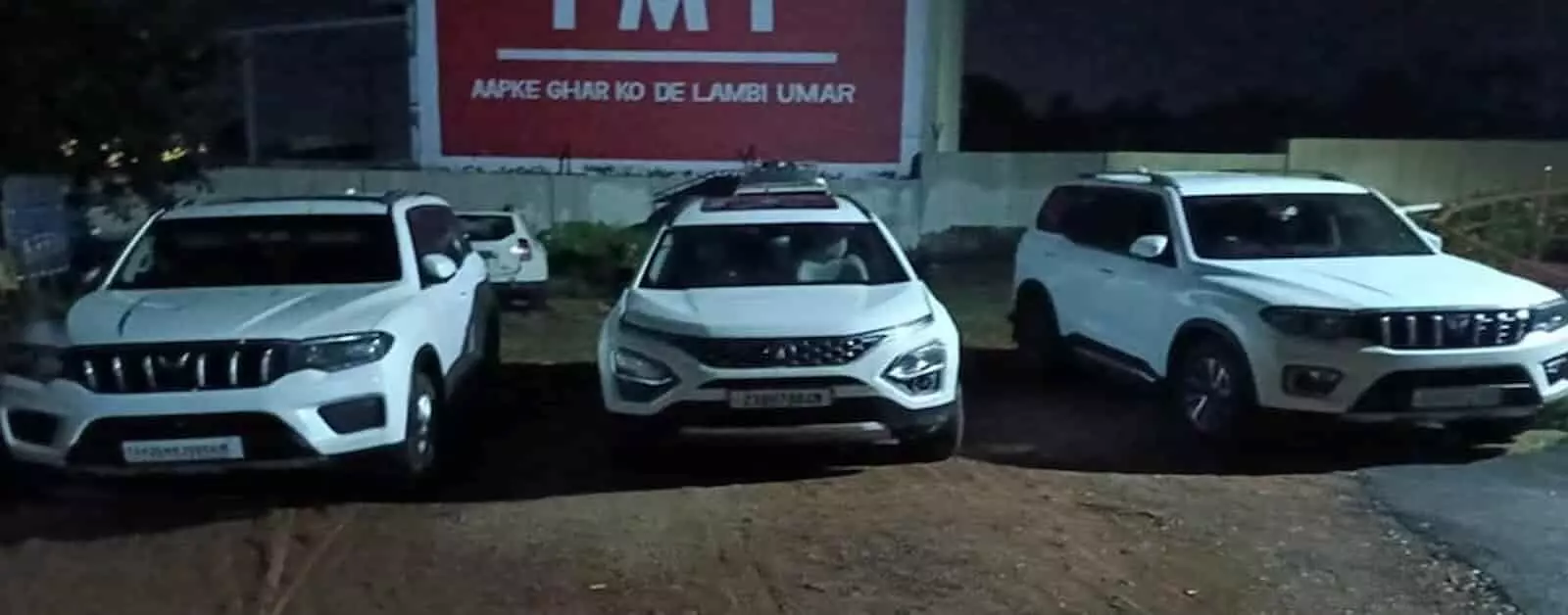 चित्तौड़गढ़ में पुलिस द्वारा जब्त की गईं तीन सफेद रंग की लग्जरी गाड़ियां। चित्तौड़गढ़ में पुलिस द्वारा जब्त की गईं तीन सफेद रंग की लग्जरी गाड़ियां।