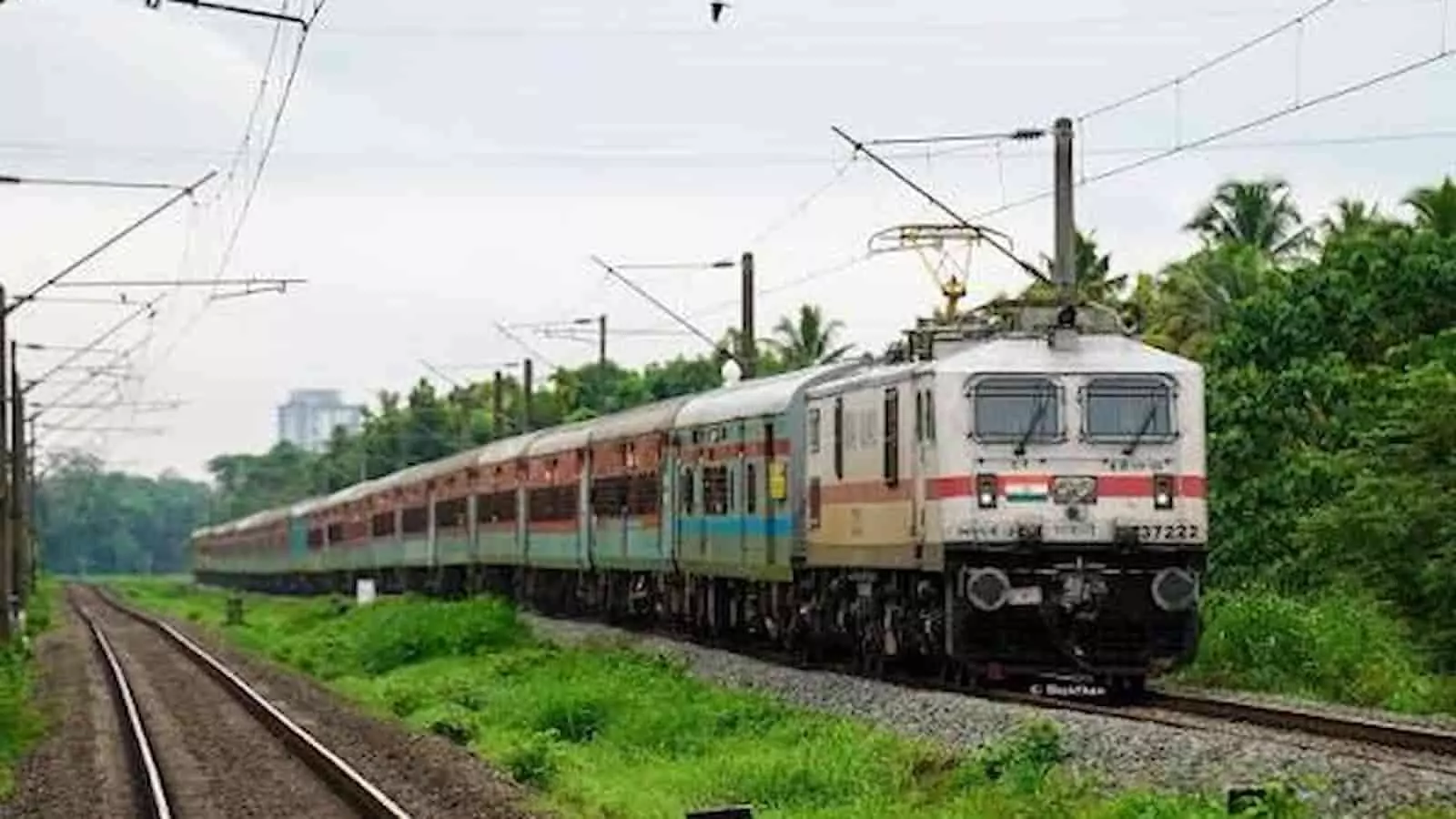 तस्वीर में एक यात्री ट्रेन पटरियों पर गुजरती हुई नजर आ रही है। तस्वीर में एक यात्री ट्रेन पटरियों पर गुजरती हुई नजर आ रही है।