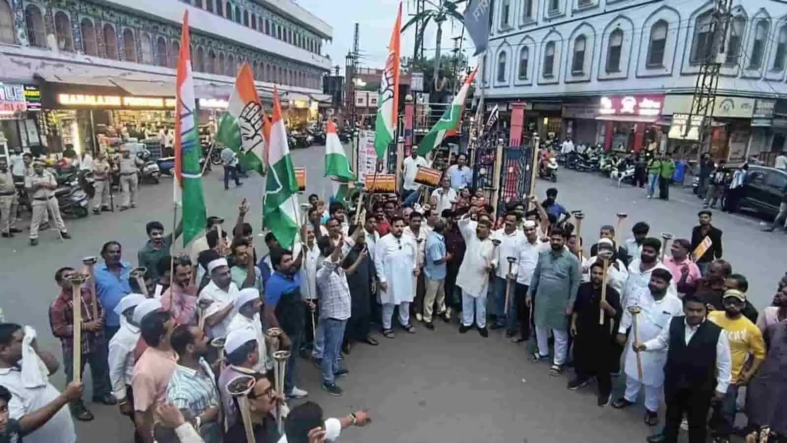तस्वीर में भीलवाड़ा की सड़क पर मशाल जुलूस निकालते हुए कांग्रेस कार्यकर्ता दिख रहे हैं। तस्वीर में भीलवाड़ा की सड़क पर मशाल जुलूस निकालते हुए कांग्रेस कार्यकर्ता दिख रहे हैं।