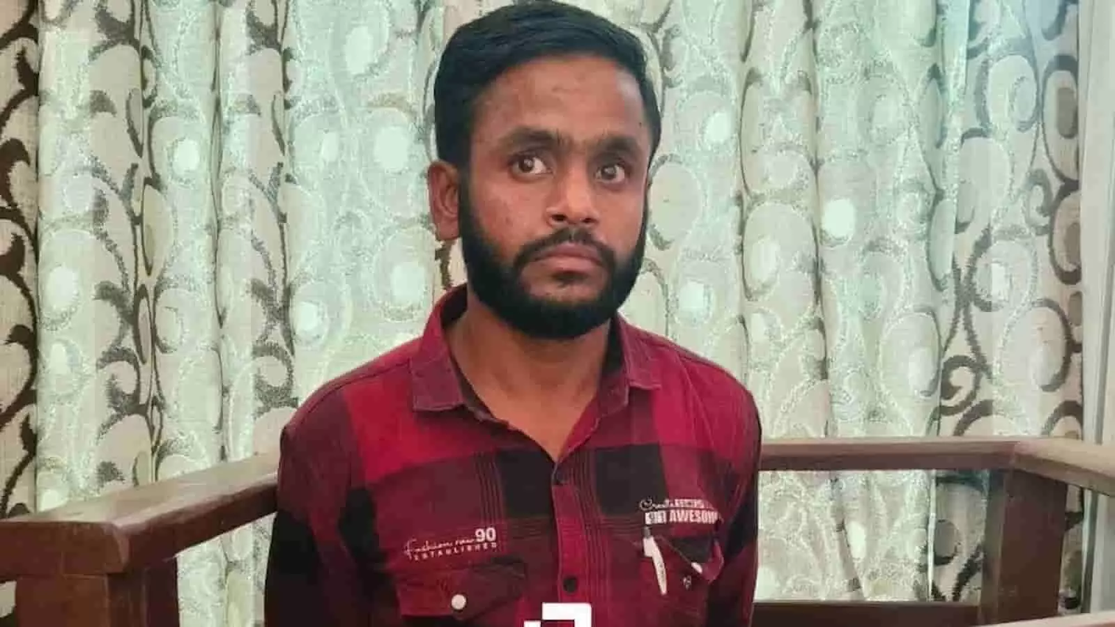तस्वीर में एक व्यक्ति भीलवाड़ा अदालत के कटघरे में खड़ा नजर आ रहा है। तस्वीर में एक व्यक्ति भीलवाड़ा अदालत के कटघरे में खड़ा नजर आ रहा है।